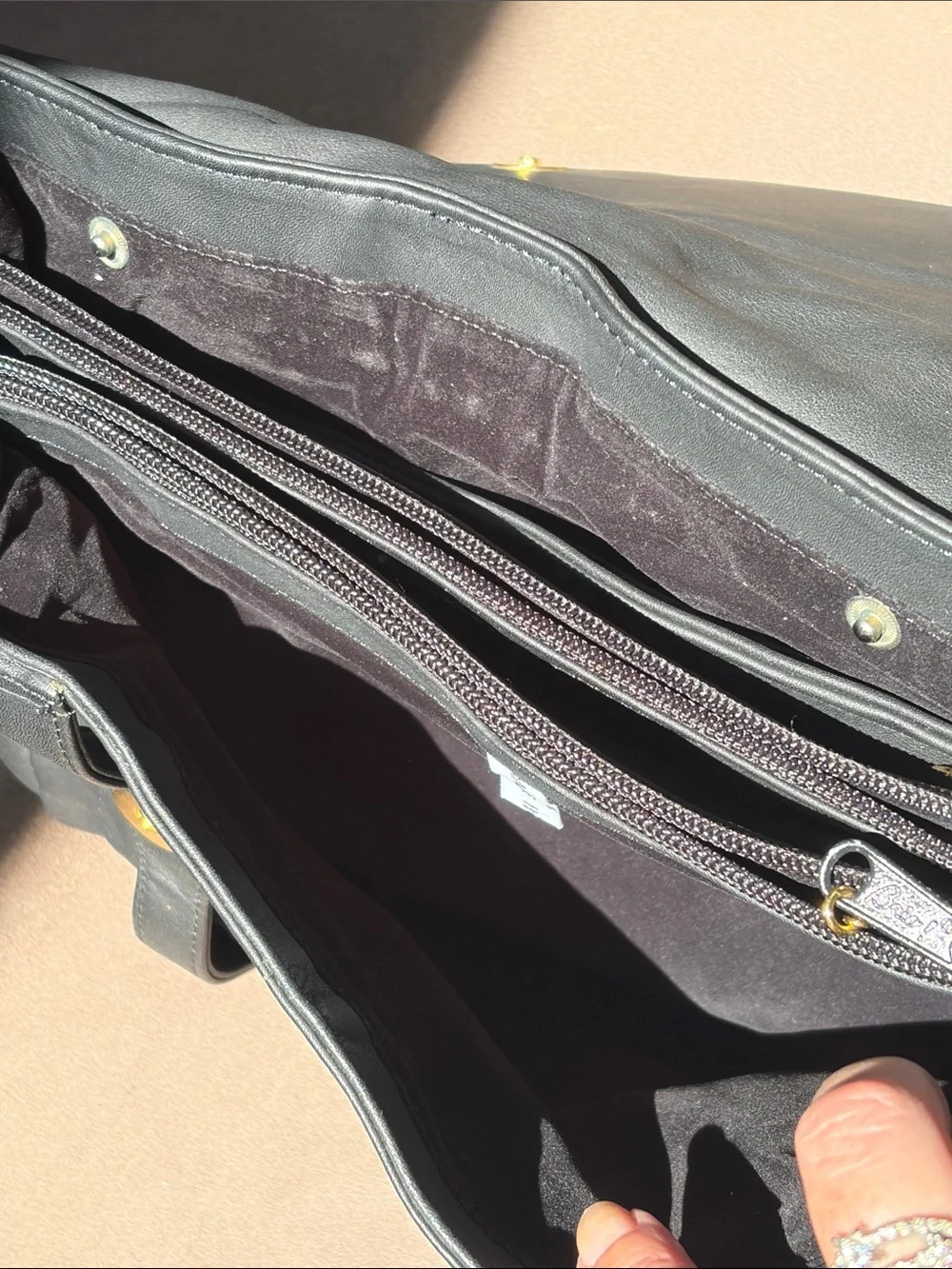 Beautiful Brio Classic Leather velvet interior pockets / pouch crossbody